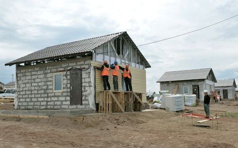 Строительство домов для погорельцеы в Знаменке, лето 2015 года.